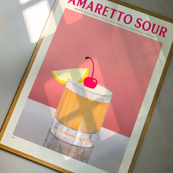 affiche_cocktail__elin_pk_SKU6ac49e71aa4a5364c0a4bdfdf715caa5_1.webp Affiche Cocktail - Elin Pk - Amaretto Sour-PSTR Studio New