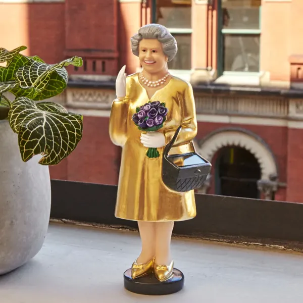 figurine_reine_solaire__e_SKU14f6bc50f7bc3e48656215de8e3acc90_2.webp Figurine Reine Solaire - Elisabeth Ii - Edition Or-Sélectionné par Fleux Clearance