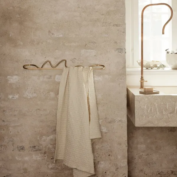 porteserviette_curvature__SKUfd34be1cd62e76cbc95f98c7069d1a63_1.webp Porte-Serviette Curvature Laiton-Ferm Living Outlet