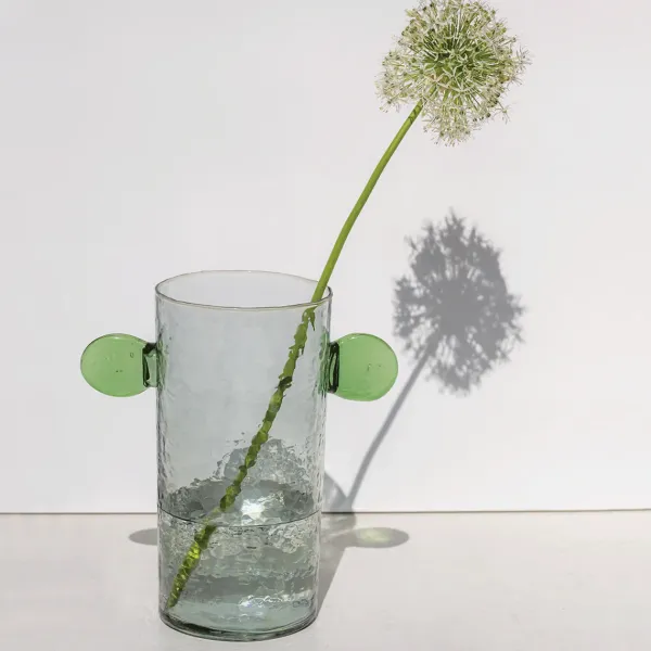 vase_object_avec_oreilles_SKU01f5e01a6a1ee12e890a210e453dfc90_1.webp Vase Object Avec Oreilles En Verre Recycle-Sélectionné par Fleux Outlet