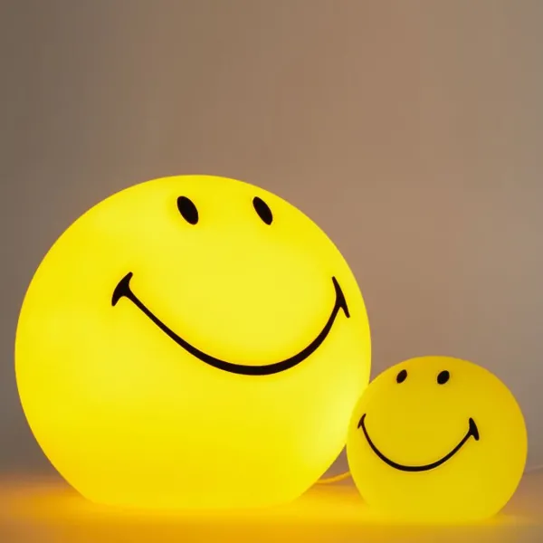veilleuse_smiley_jaune__b_SKU50b3ddd59ae214f9976b7bddd84e3ade_2.webp Veilleuse Smiley Jaune - Bundle Of Light - ? 12 Cm-Sélectionné par Fleux